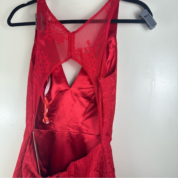 Monique Lhuillier Red-berry Floral Lace Sleeveless Mesh Cutout Back Dress NWT 6 - Picture 4 of 16